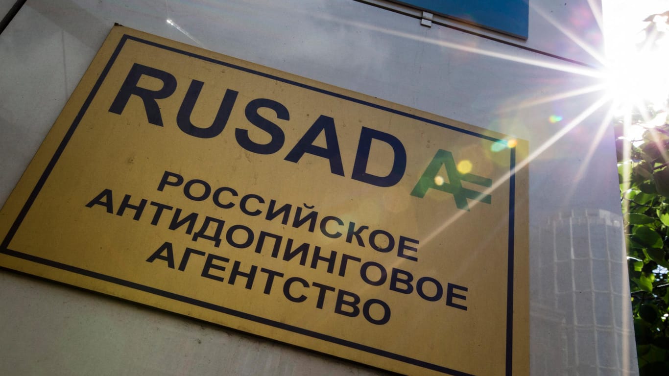 Das Schild der russischen Anti-Doping-Agentur RUSADA mit der Aufschrift "Russian National Anti-Doping Agency" auf einem Gebäude in Moskau.