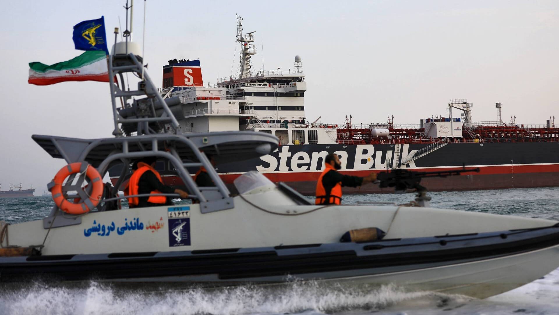 Die "Stena Impero" und ein Boot der iranischen Revolutionsgarden: Der britische Öltanker wurde zwei Monate lang festgehalten.