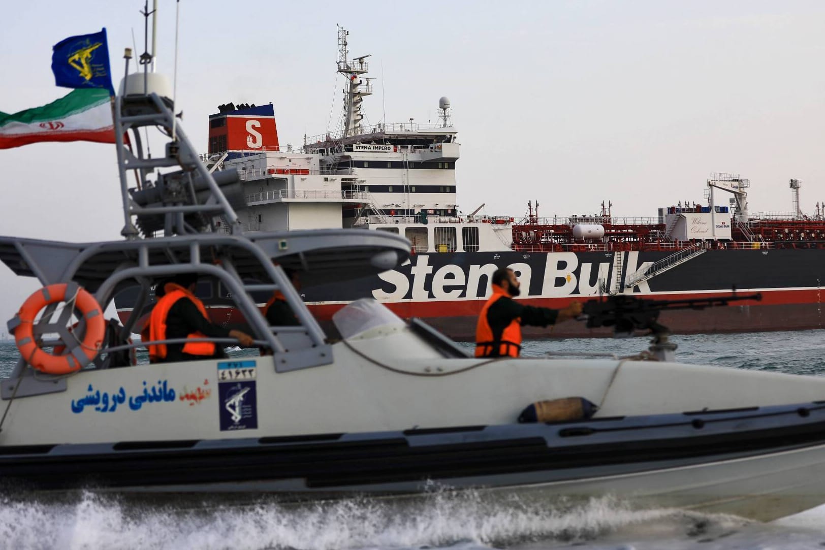 Die "Stena Impero" und ein Boot der iranischen Revolutionsgarden: Der britische Öltanker wurde zwei Monate lang festgehalten.