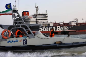 Die "Stena Impero" und ein Boot der iranischen Revolutionsgarden: Der britische Öltanker wurde zwei Monate lang festgehalten.
