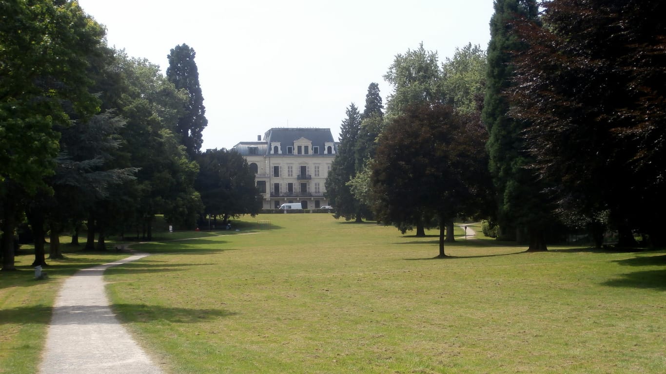 Blick auf die Villa Drachenstein: Der Drachensteinpark umgibt die Villa und bietet einen Blick auf den Drachenfels mit dem Schloss Drachenburg.