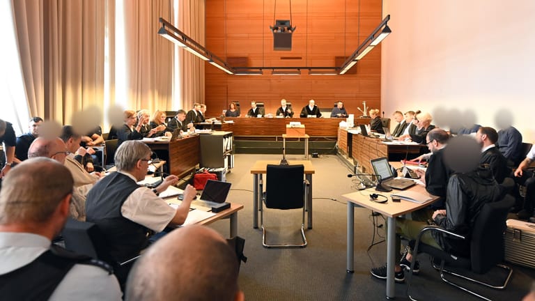 Der Prozess in Freiburg: Die elf angeklagten Männer sollen laut Anklage eine 18-Jährige nachts in einem Gebüsch vor einer Diskothek vergewaltigt haben.