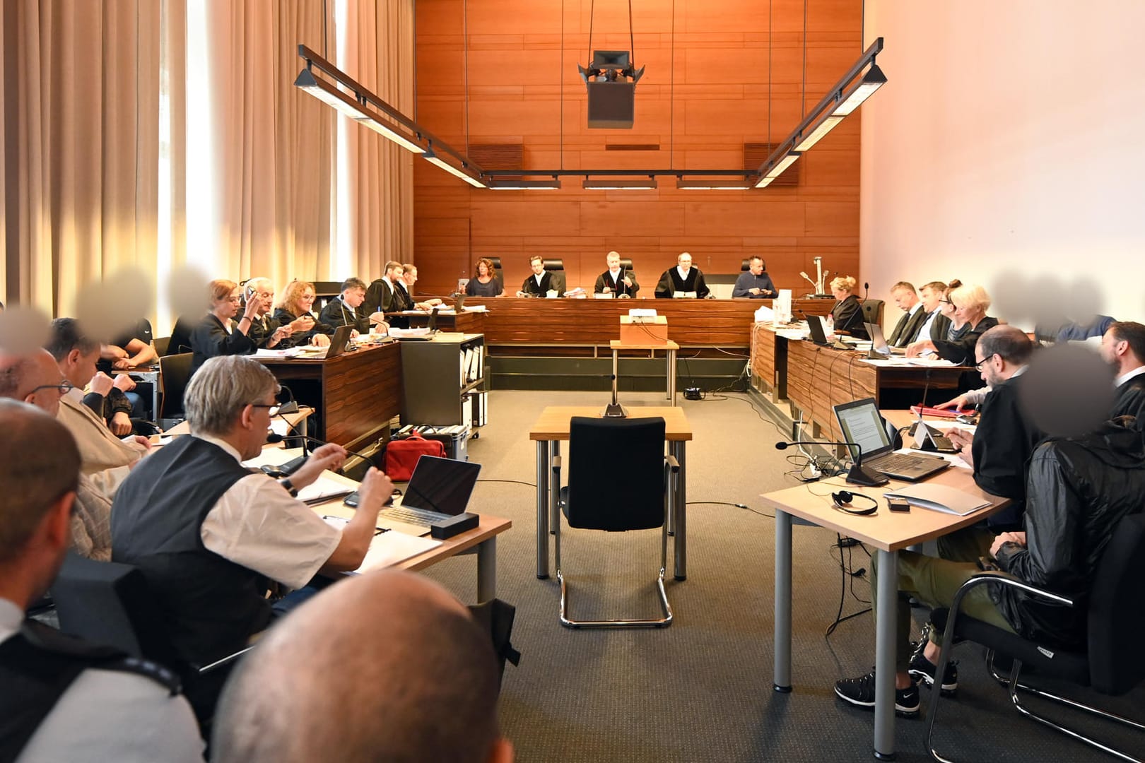 Der Prozess in Freiburg: Die elf angeklagten Männer sollen laut Anklage eine 18-Jährige nachts in einem Gebüsch vor einer Diskothek vergewaltigt haben.