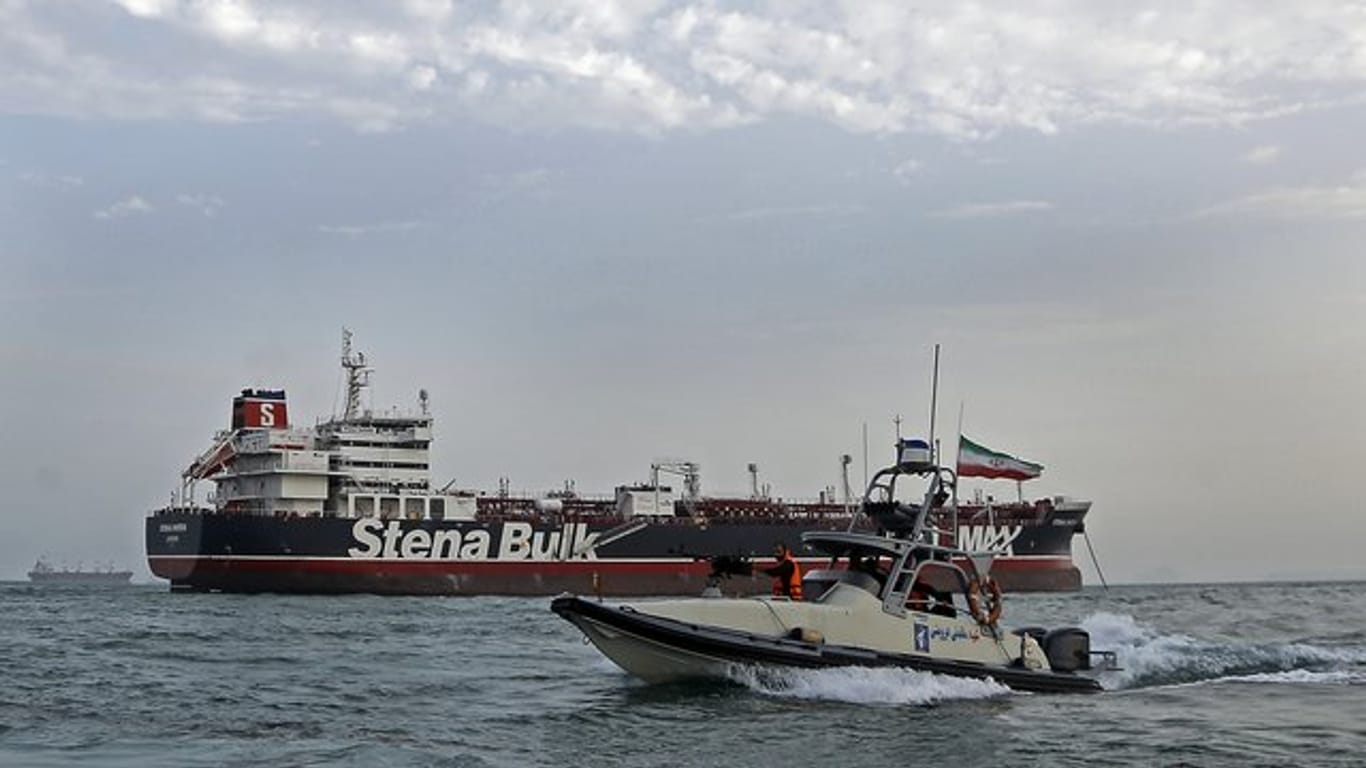 Ein Schnellboot der iranischen Revolutionsgarden bewegt sich um britischen Öltanker "Stena Impero".