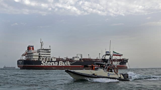 Ein Schnellboot der iranischen Revolutionsgarden bewegt sich um britischen Öltanker "Stena Impero". Ein Schnellboot der iranischen Revolutionsgarden bewegt sich um britischen Öltanker "Stena Impero".
