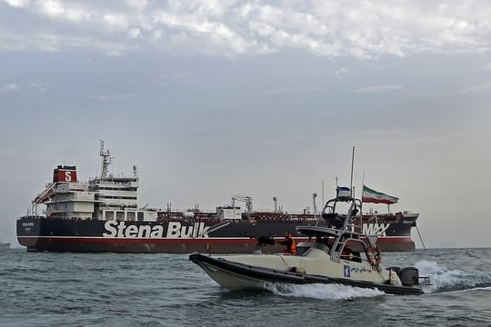 Ein Schnellboot der iranischen Revolutionsgarden bewegt sich um britischen Öltanker "Stena Impero".