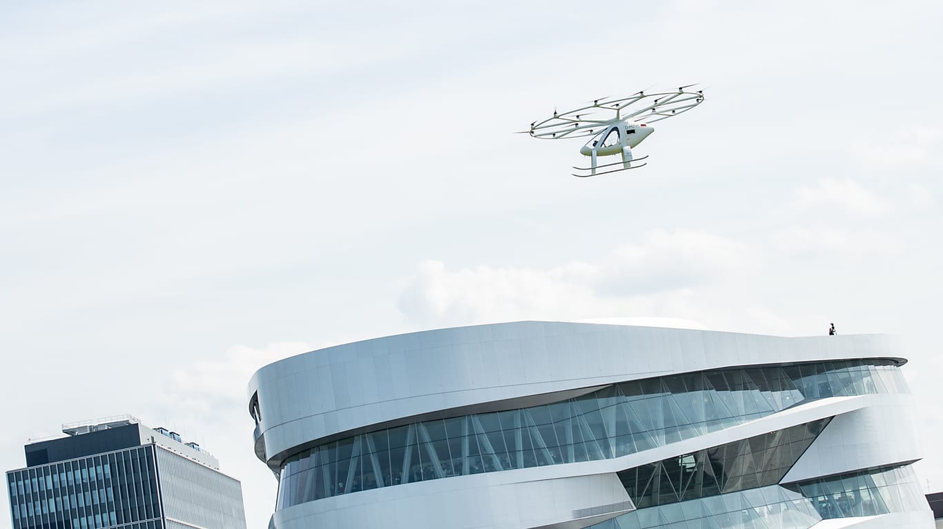 Ein Volocopter fliegt vor dem Mercedes-Benz Museum: In Stuttgart fand im September der erste urbane Flug in Europa statt.