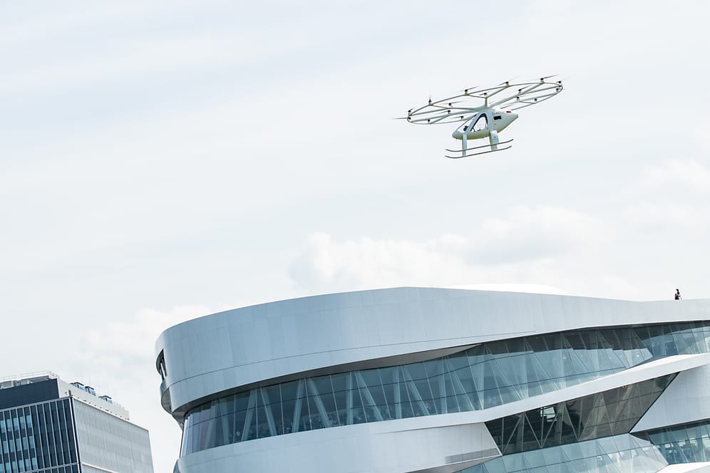 Ein Volocopter fliegt vor dem Mercedes-Benz Museum: In Stuttgart fand im September der erste urbane Flug in Europa statt.