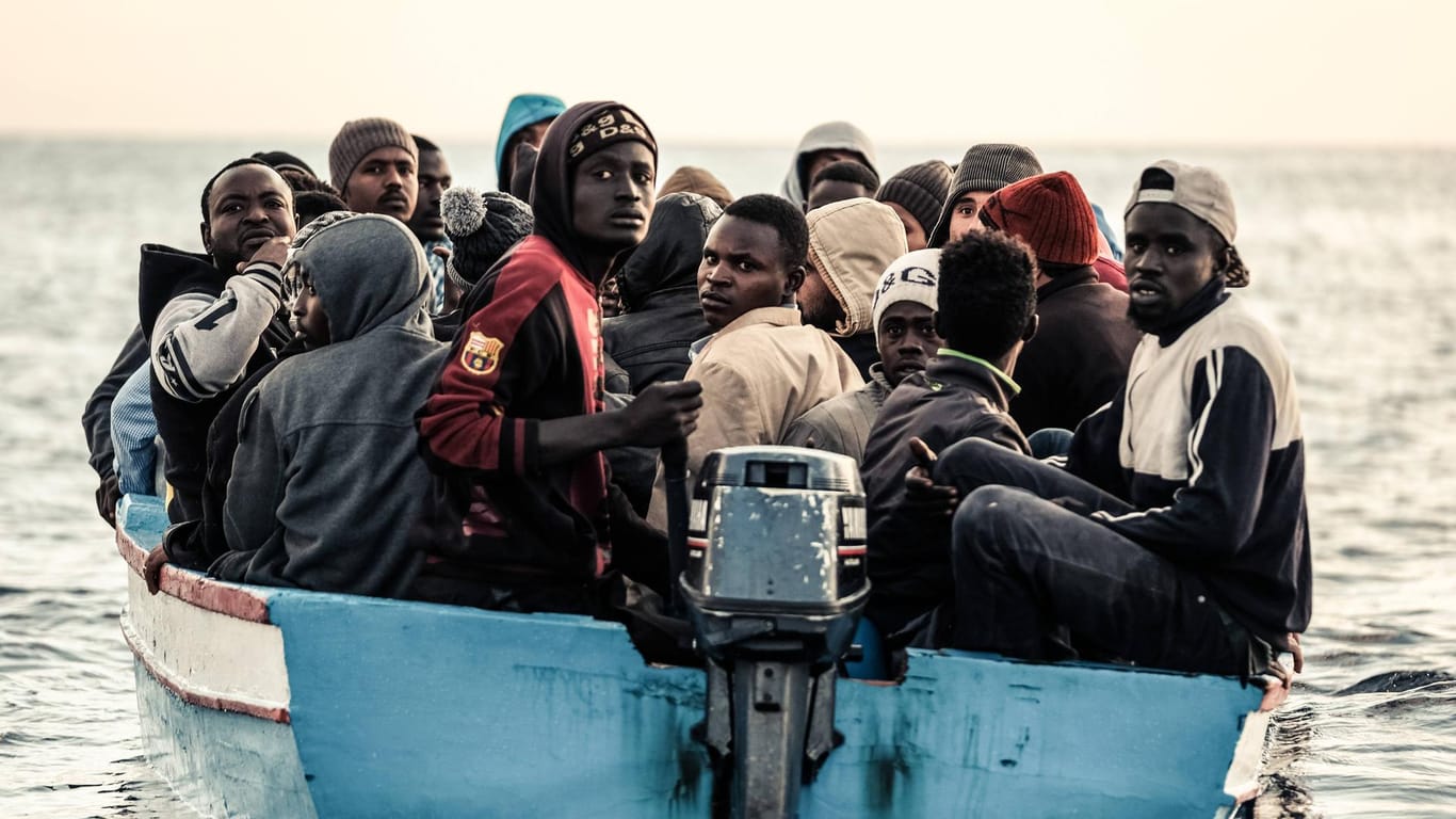 Ein Flüchtlingsboot im Mittelmeer: Bislang sitzen gerettete Migranten teils wochenlang an Bord ziviler Rettungsschiffe im zentralen Mittelmeer fest. Das soll sich mit dem Abkommen ändern.