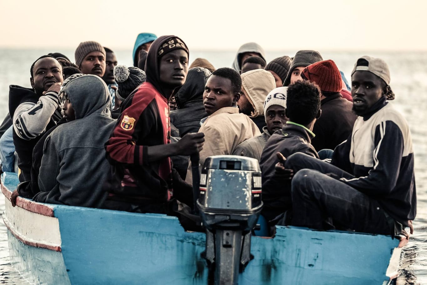 Ein Flüchtlingsboot im Mittelmeer: Bislang sitzen gerettete Migranten teils wochenlang an Bord ziviler Rettungsschiffe im zentralen Mittelmeer fest. Das soll sich mit dem Abkommen ändern.