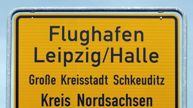 Ein Schild verweist auf den Flughafen Leipzig/Halle: Hier gab es einen Anstieg von etwa 147 Prozent bei den Fluggästen.