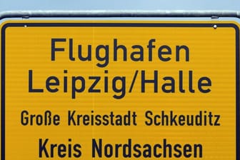 Ein Schild verweist auf den Flughafen Leipzig/Halle: Hier gab es einen Anstieg von etwa 147 Prozent bei den Fluggästen.