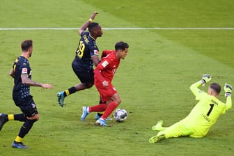 Kingsley Ehizibue foult Philippe Coutinho: Diese Szene beim Spiel Köln gegen Bayern München sorgte für viel böses Blut.