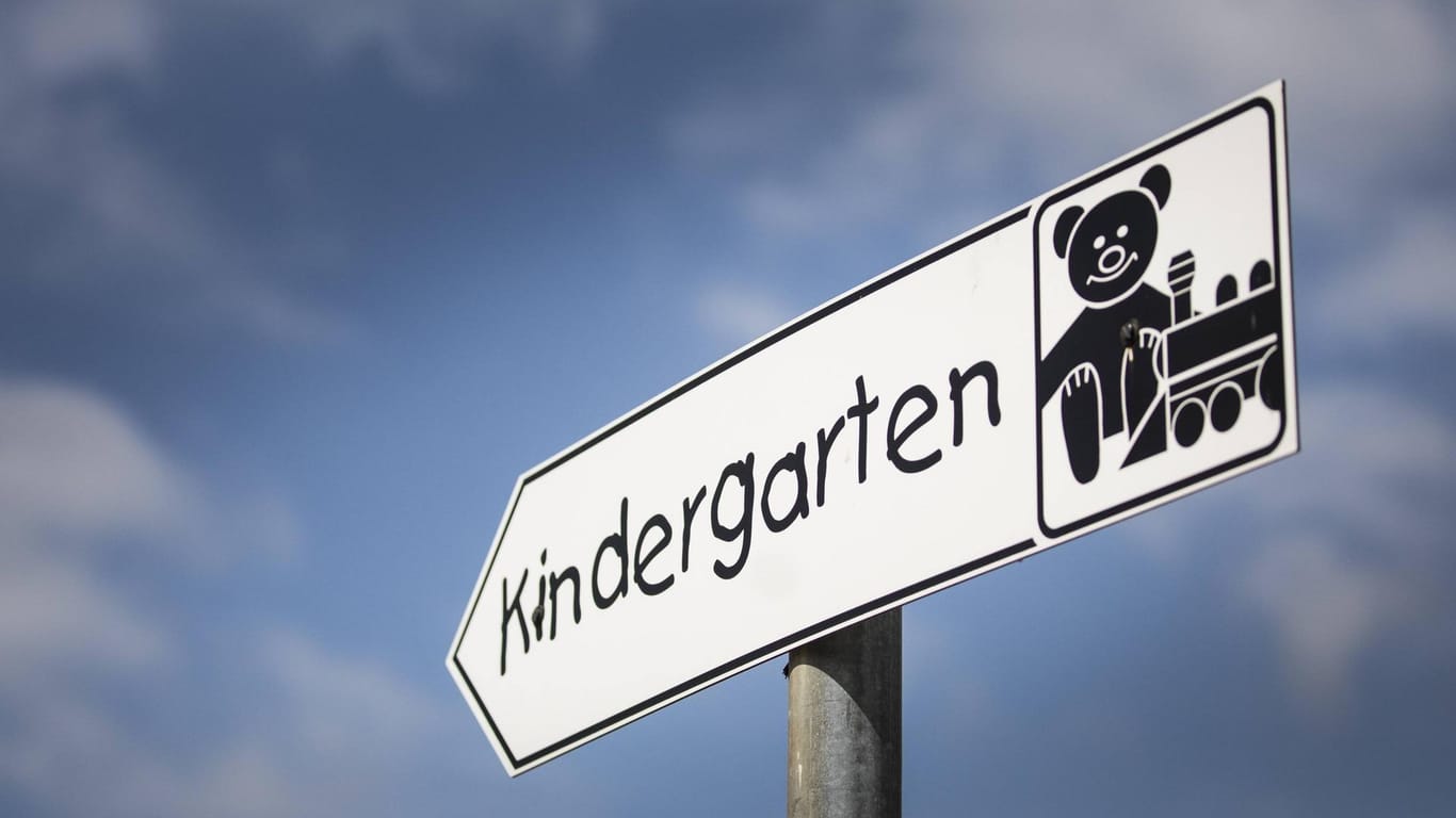 Schild vor einem Kindergarten: Das Angebot in Hagen ist einer Umfrage zufolge gut. (Symbolbild)