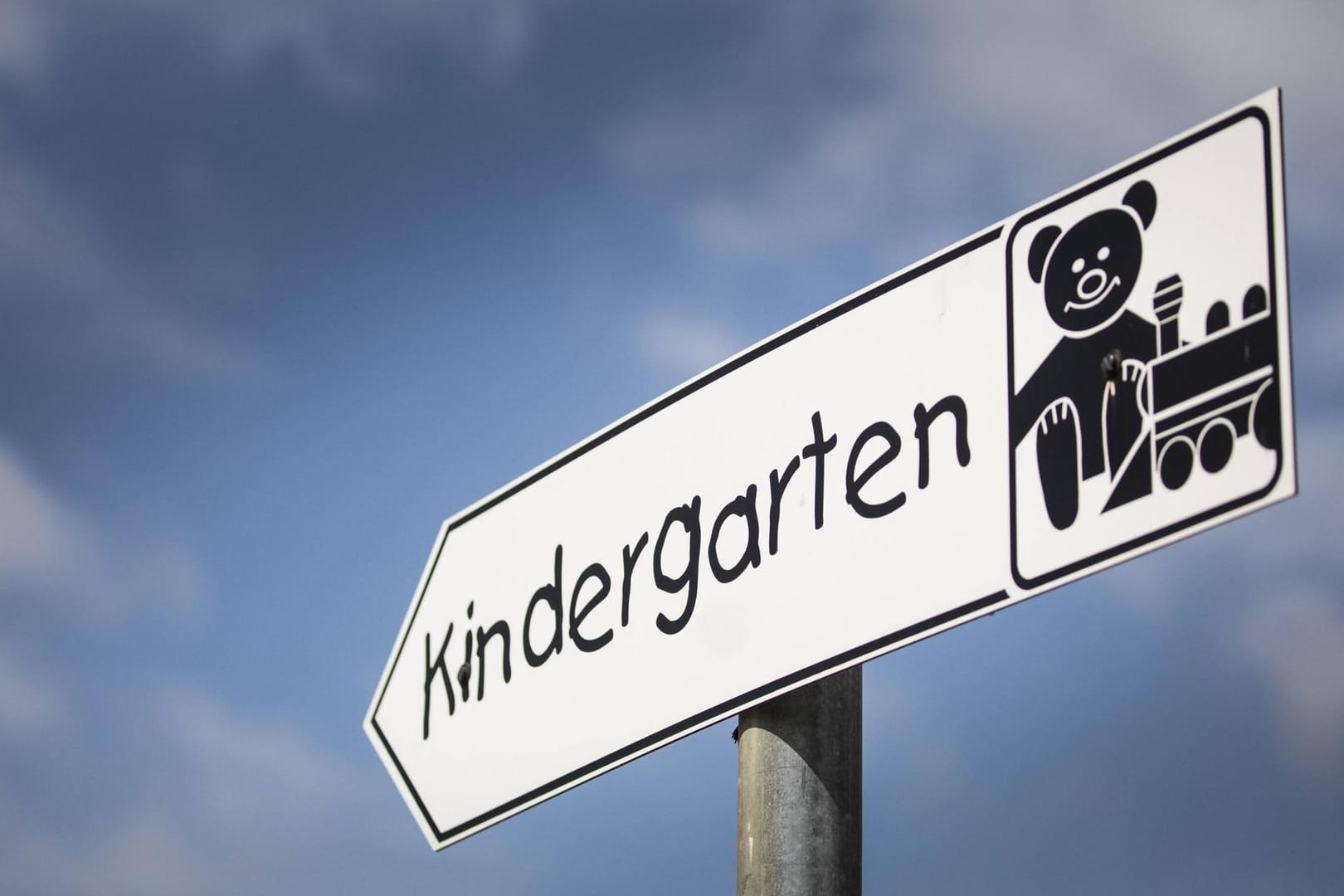 Schild vor einem Kindergarten: Das Angebot in Hagen ist einer Umfrage zufolge gut. (Symbolbild)