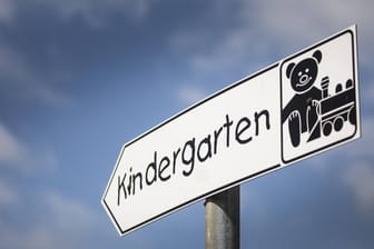 Schild vor einem Kindergarten: Das Angebot in Hagen ist einer Umfrage zufolge gut. (Symbolbild)