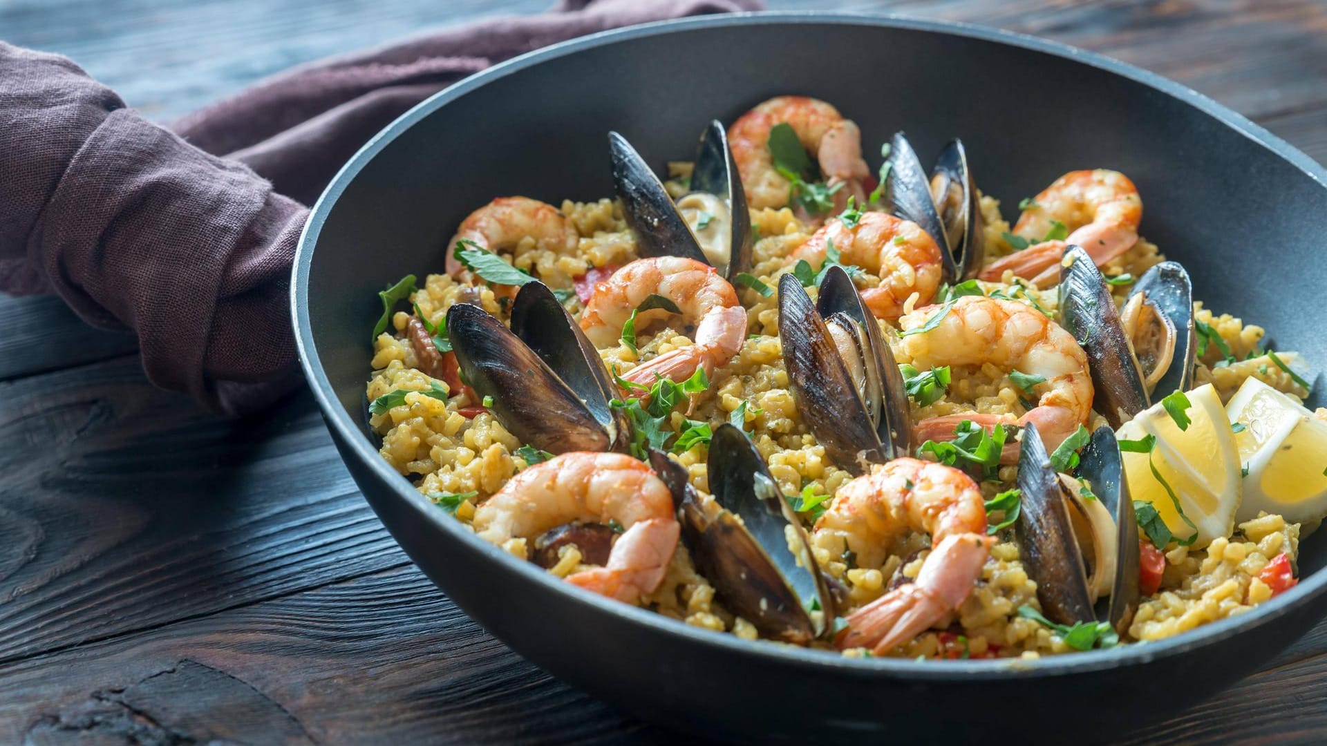 Paella mit Meeresfrüchten: Schmackhafte Fischgerichte sind ein Teil der mitteleuropäischen Küche.