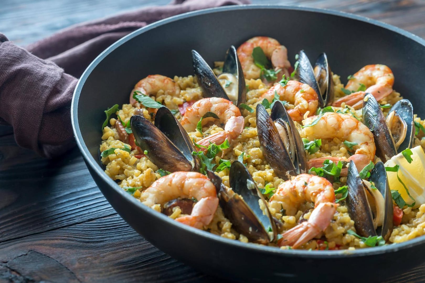 Paella mit Meeresfrüchten: Schmackhafte Fischgerichte sind ein Teil der mitteleuropäischen Küche.