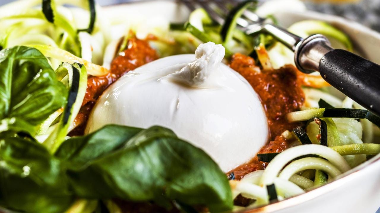 Burrata auf Zucchini-Pasta: Besonders beliebt ist dieses Gericht in Italien.