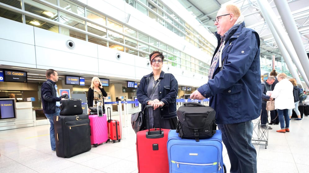 Reisende am Düsseldorfer Flughafen: Wegen der Thomas-Cook-Insolvenz sind viele Urlauber gestrandet.