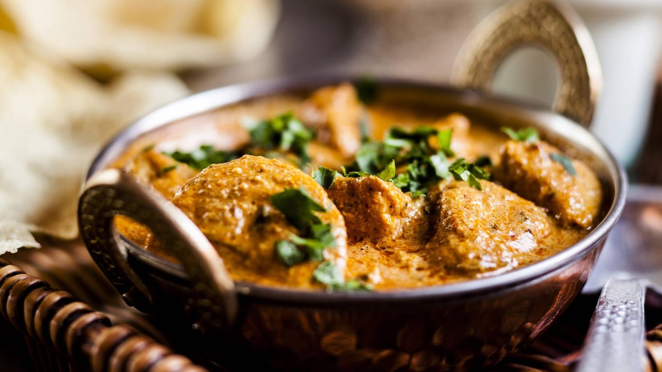 Indisches Butter Chicken: Eine klassische Spezialität, die zu Reis serviert wird.