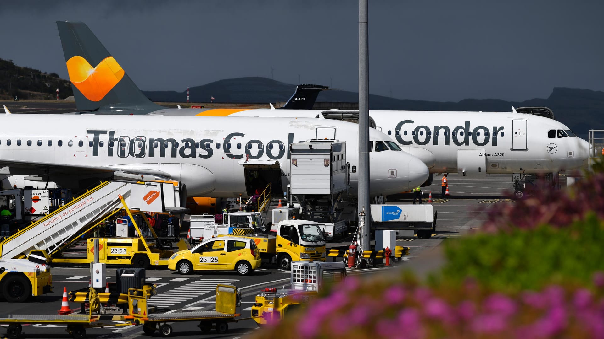 Zwei Airbus A320 Condor Thomas Cook bei der Abfertigung am Flughafen Madeira: Nach der Thomas Cook Pleite will Condor weiterfliegen.