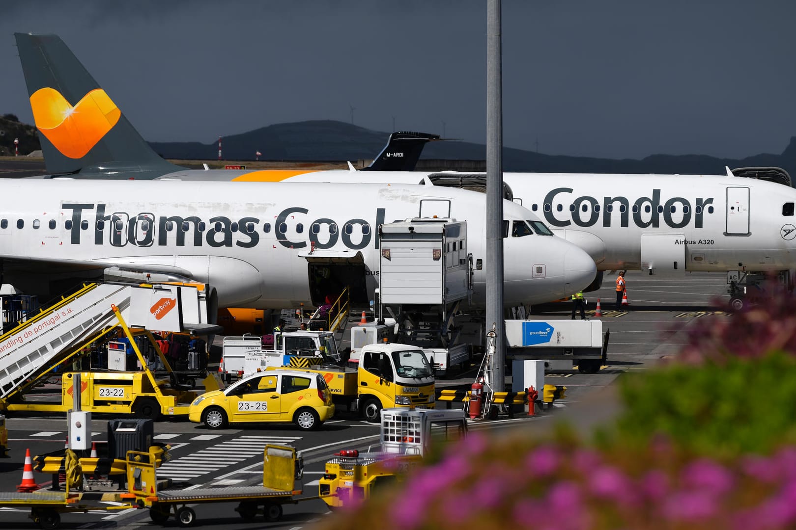 Zwei Airbus A320 Condor Thomas Cook bei der Abfertigung am Flughafen Madeira: Nach der Thomas Cook Pleite will Condor weiterfliegen.