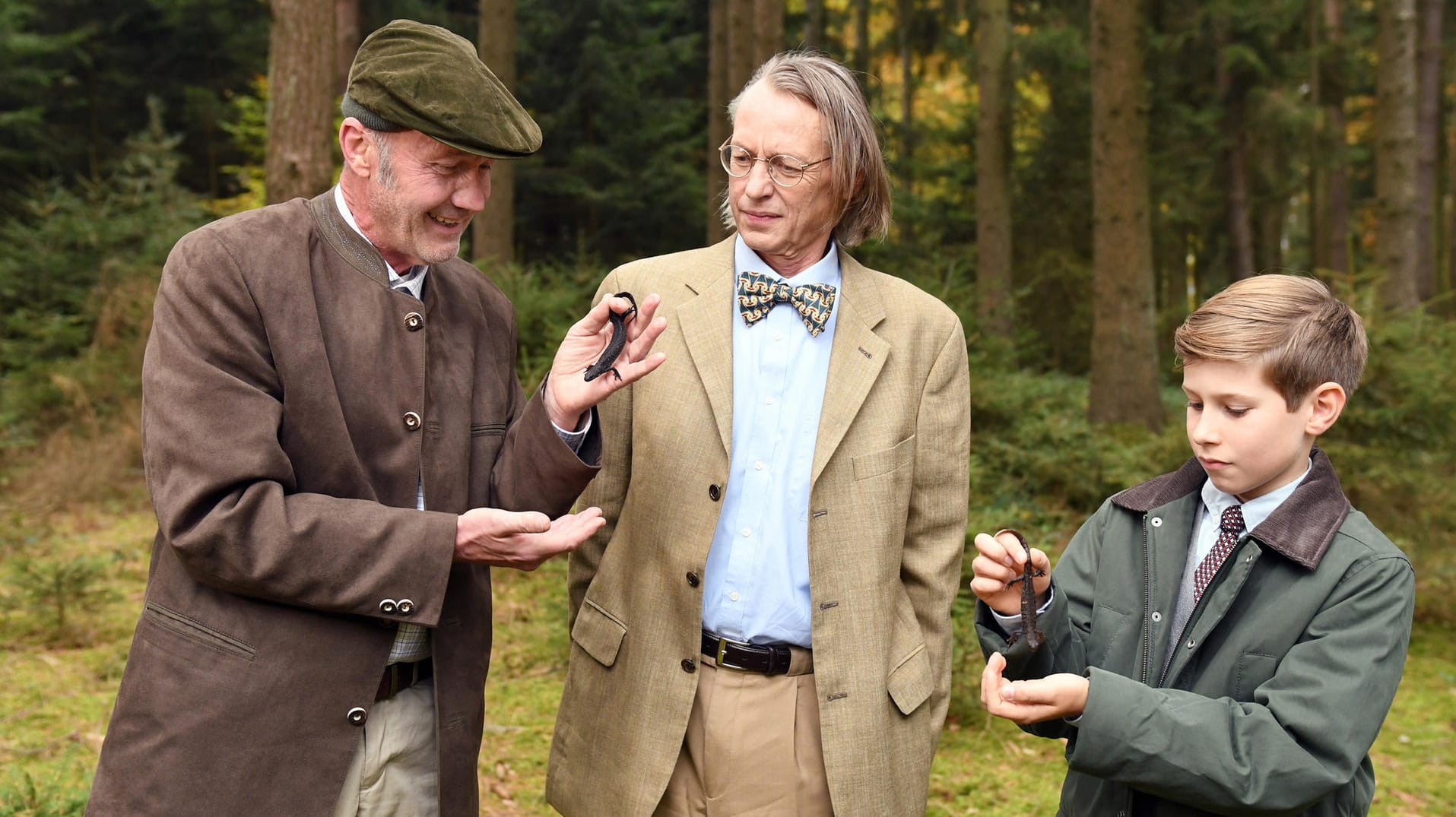 Andreas Wimberger als Treptow in "Um Himmels Willen" (mittig) – neben ihm zu sehen: Professor Hirseberger (Cristof Wackernagel, l.) und Kevin Meier (Tim Offerhaus, r.).