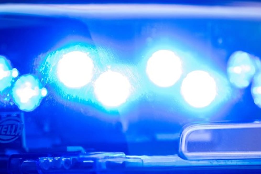 Ein Blaulicht leuchtet an einer Polizeistreife (Symbolbild): In den USA ist ein Polizist nach einem Vorfall an einer Schule vom Dienst suspendiert worden.