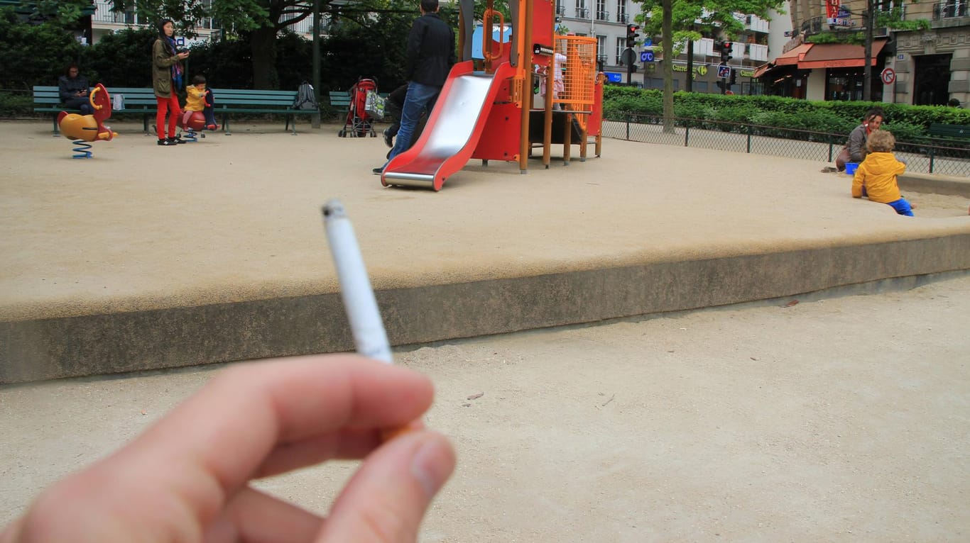 Das kann teuer werden: Wer auf einem Kinderspielplatz raucht, muss in anderen Ländern hohe Strafen zahlen. (Symbolbild)