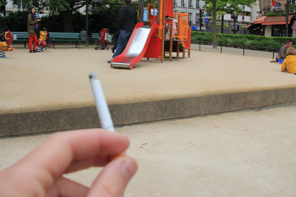 Das kann teuer werden: Wer auf einem Kinderspielplatz raucht, muss in anderen Ländern hohe Strafen zahlen. (Symbolbild)