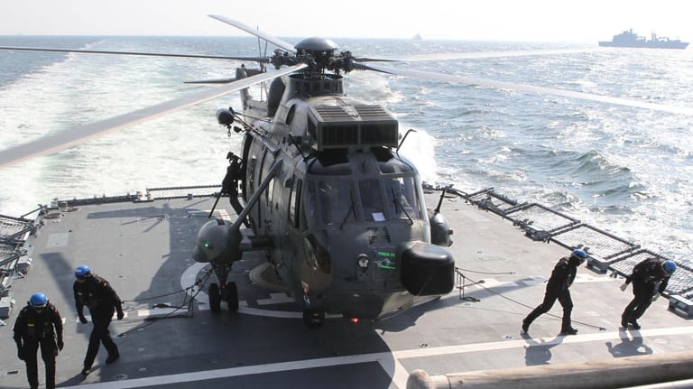 Ein Marine-Hubschrauber im Manöver (Symbolbild): Verteidigungsministerin Kramp-Karrenbauer ist nur unter Bedingungen zu einem Einsatz der Bundeswehr im Persischen Golf bereit.