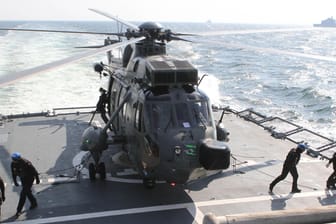 Ein Marine-Hubschrauber im Manöver (Symbolbild): Verteidigungsministerin Kramp-Karrenbauer ist nur unter Bedingungen zu einem Einsatz der Bundeswehr im Persischen Golf bereit.