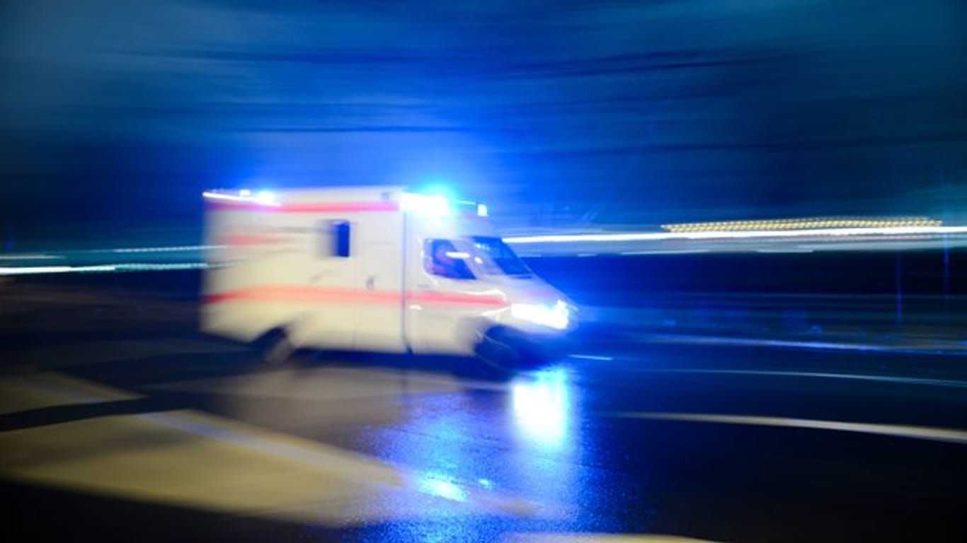 Krankenwagen mit Blaulicht: Eine Frau ist in Bayern aus einem fahrenden Auto gefallen und gestorben.