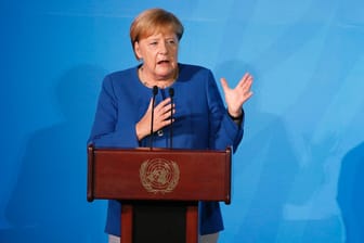 Bundeskanzlerin Angela Merkel (CDU) spricht beim UN-Klimagipfel: Die Bundesregierung wolle mit diesen Programm ihren Beitrag zu einer "nachhaltigen Wirtschaft und zu einem nachhaltigen Leben weltweit" leisten.