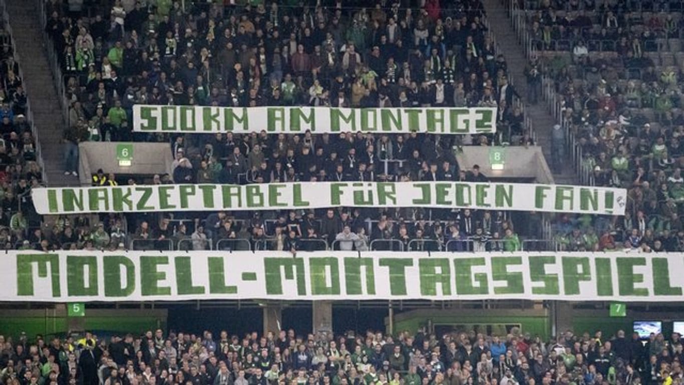 Wolfsburgs Fans kritisieren mit Bannern die Praxis der Montagsspiele.