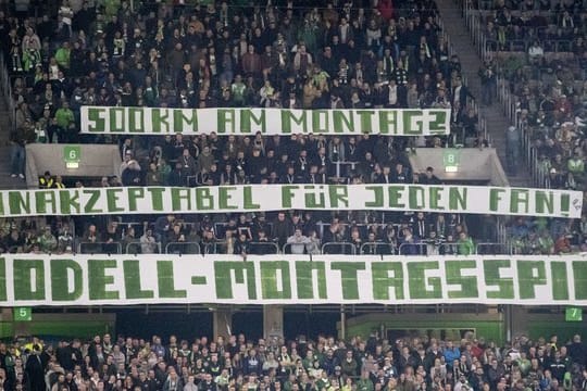 Wolfsburgs Fans kritisieren mit Bannern die Praxis der Montagsspiele.