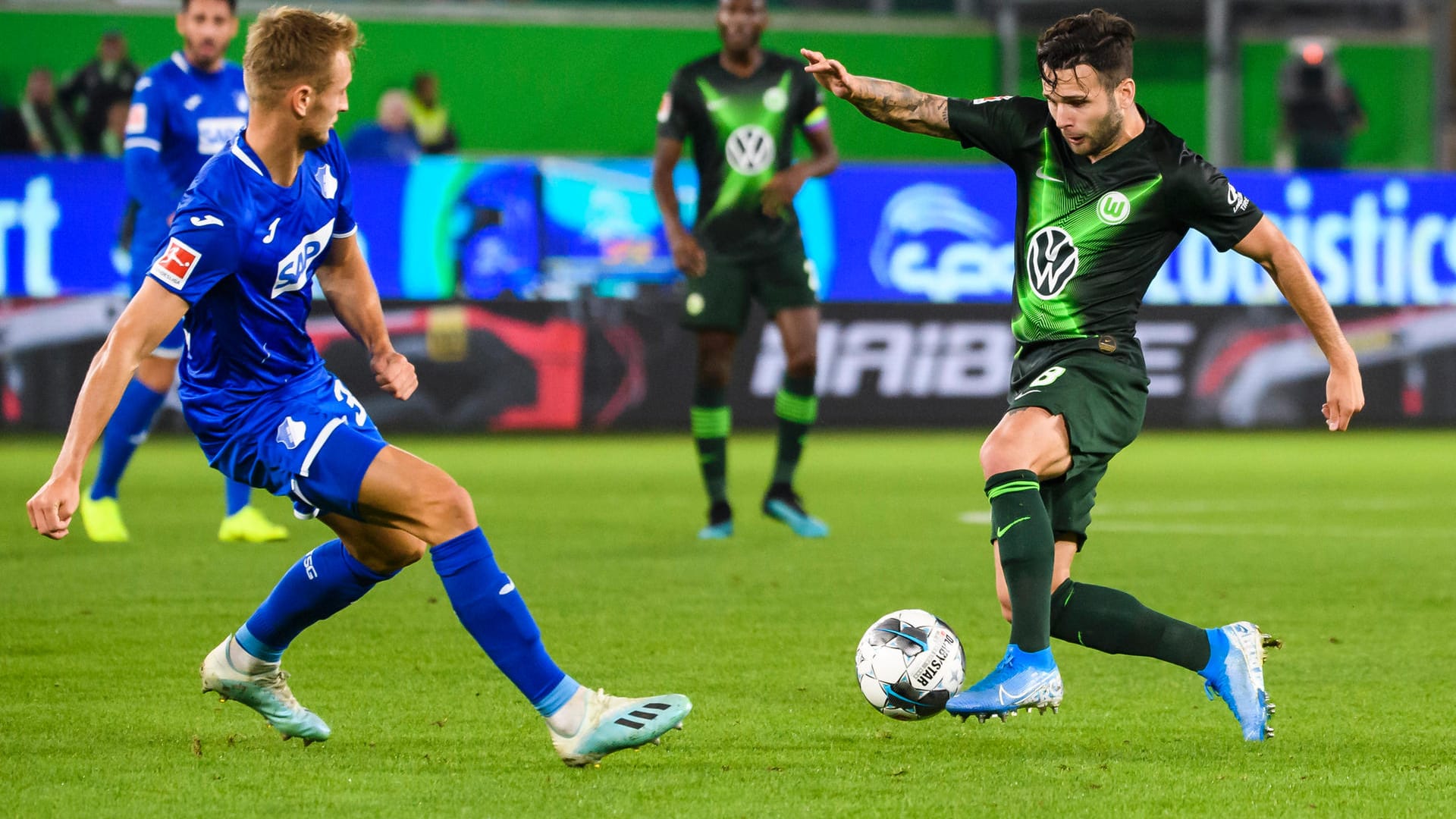 Hoffenheims Posch (li.) und Wolfsburgs Steffen im Kampf um den Ball.