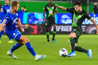 Hoffenheims Posch (li.) und Wolfsburgs Steffen im Kampf um den Ball.