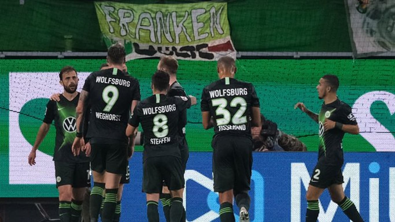 Die Spieler vom VfL Wolfsburgs feiern den Treffer von Admir Mehmedi (l) zum 1:1 gegen 1899 Hoffenheim.