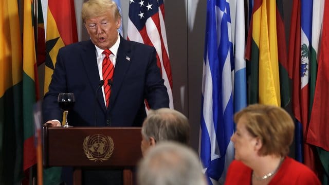 Präsident Donald Trump (l) hält eine Ansprache bei einem Mittagessen das von Antonio Guterres (M), UN-Generalsekretär, ausgerichtet wird. Präsident Donald Trump (l) hält eine Ansprache bei einem Mittagessen das von Antonio Guterres (M), UN-Generalsekretär, ausgerichtet wird.