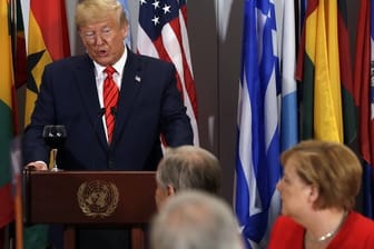 Präsident Donald Trump (l) hält eine Ansprache bei einem Mittagessen das von Antonio Guterres (M), UN-Generalsekretär, ausgerichtet wird.