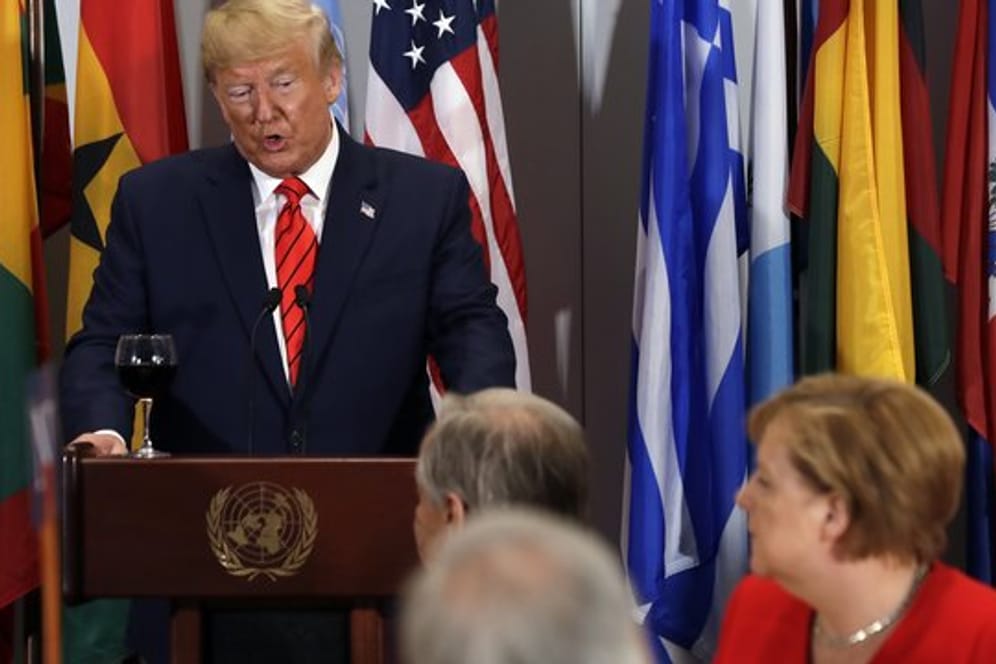 Präsident Donald Trump (l) hält eine Ansprache bei einem Mittagessen das von Antonio Guterres (M), UN-Generalsekretär, ausgerichtet wird.
