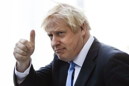 Daumen hoch: Der britische Premierminister Boris Johnson zeigt sich äußerlich unbeeindruckt von seiner krachenden Niederlage vor dem Supreme Court.