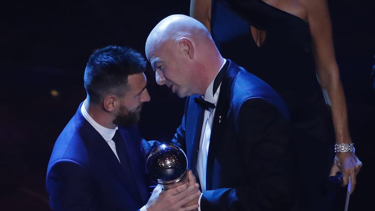 Lionel Messi wird von Gianni Infantino mit der Trophäe geehrt: Messi ist zum Weltfußballer des Jahres gekürt worden.