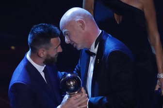 Lionel Messi wird von Gianni Infantino mit der Trophäe geehrt: Messi ist zum Weltfußballer des Jahres gekürt worden.