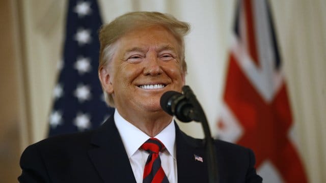 Donald Trump zeigt sich bei einer Pressekonferenz im Oval Office des Weißen Hauses gut gelaunt.