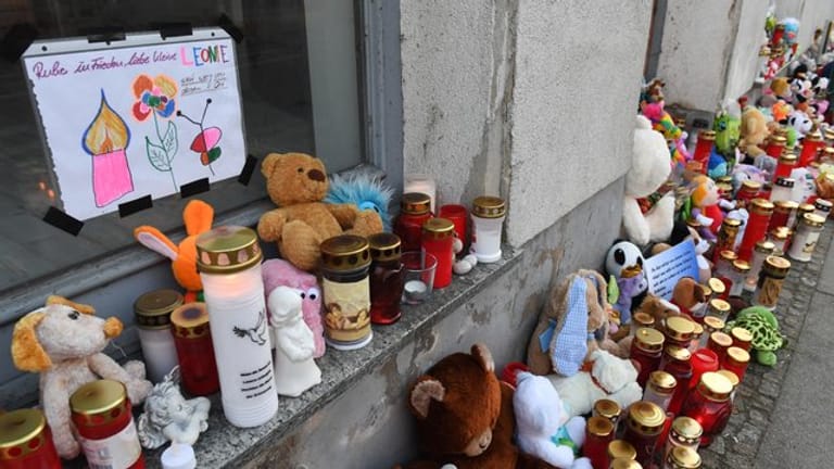 Januar: Kerzen und Plüschtiere vor dem Eingang des Hauses, in dem die Sechsjährige ums Leben kam.
