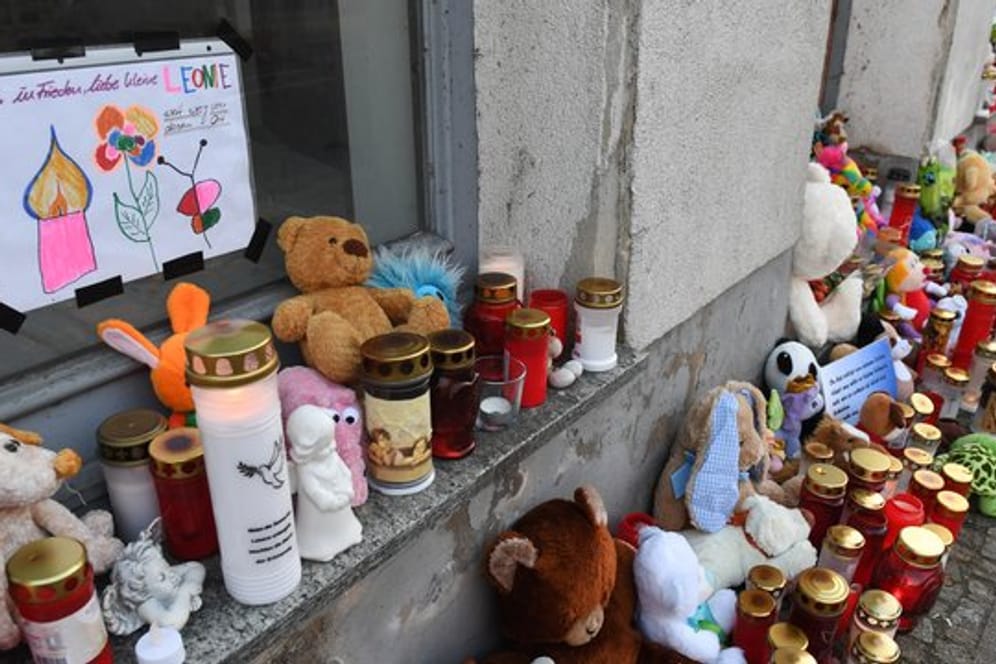 Januar: Kerzen und Plüschtiere vor dem Eingang des Hauses, in dem die Sechsjährige ums Leben kam.