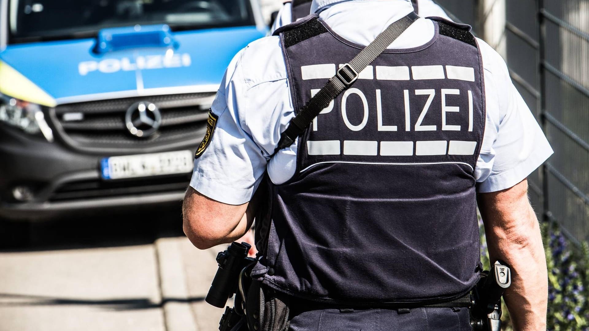 Polizei im Einsatz: In Bayern wurden zwei Personen wegen eines betrunkenen Geisterfahrers verletzt. (Symbolbild)